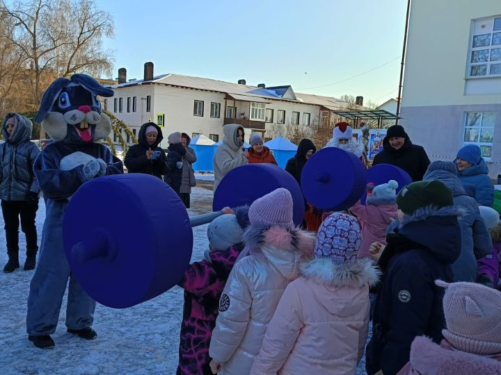 На площади РДК прошло весёлое мероприятие «Рождества волшебные мгновения»