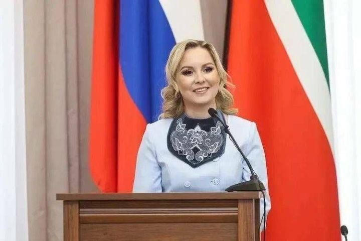 Эльвира Ахметова поздравила сотрудников ЗАГС Татарстана с профессиональным праздником