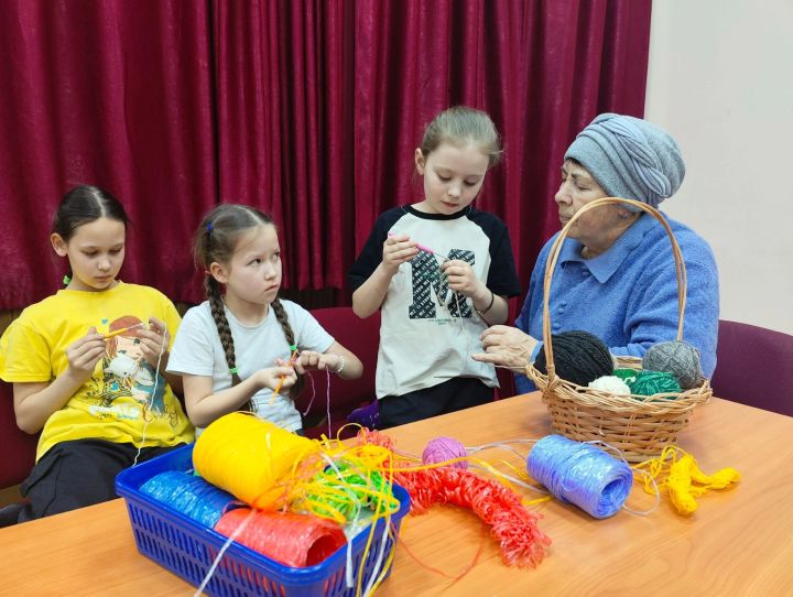 В Погорновском сельском клубе ребят учат рукоделию