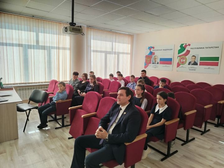 В Дым-Тамакской школе - парламентский урок на тему: «Святое  дело - Родине  служить!»