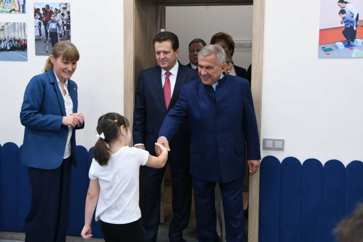 Рустам Минниханов посетил детский инклюзивный центр «Тылсым» в Казани
