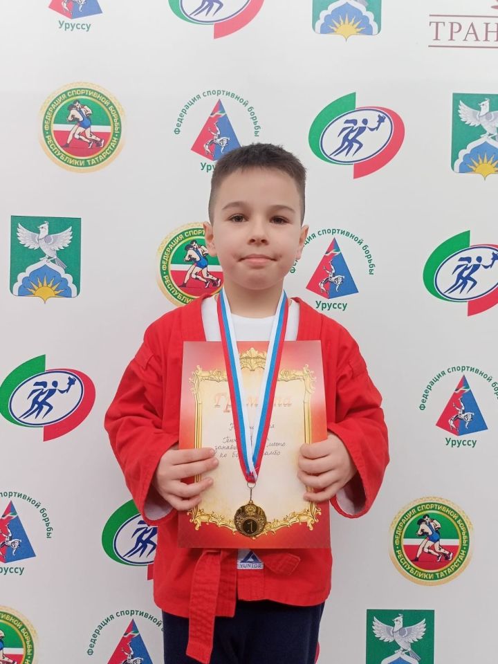 Звезда самбо: юный чемпион покоряет пьедестал!