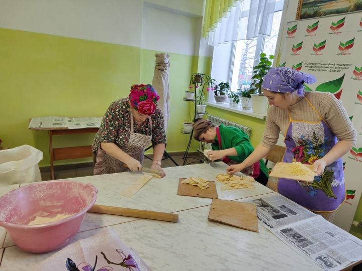 Мамы обучающихся объединения «Белая ладья» с любовью и заботой готовят домашнюю лапшу для солдат СВО