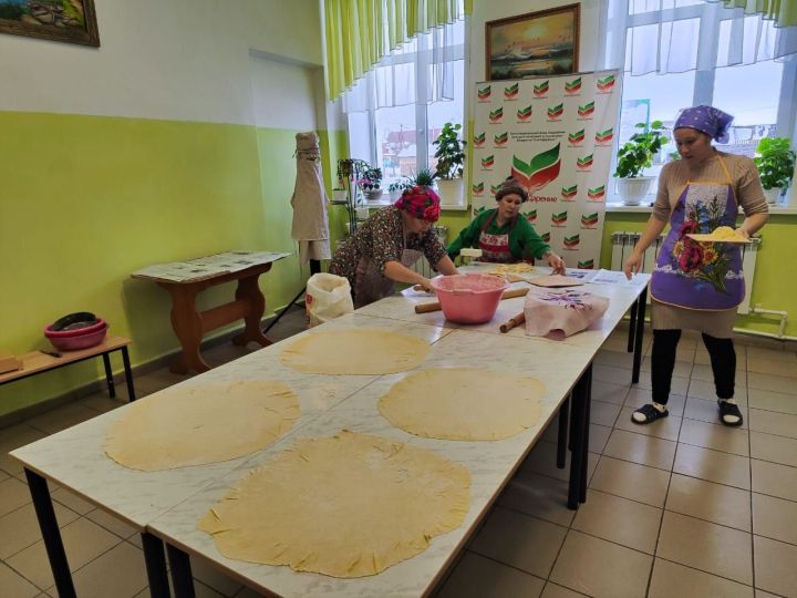 Мамы обучающихся объединения «Белая ладья» с любовью и заботой готовят домашнюю лапшу для солдат СВО