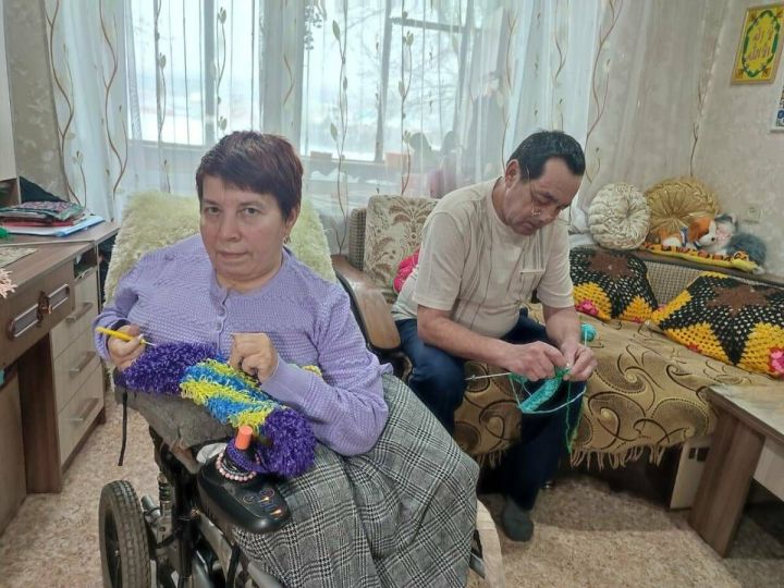 За спицы взялись даже мужчины