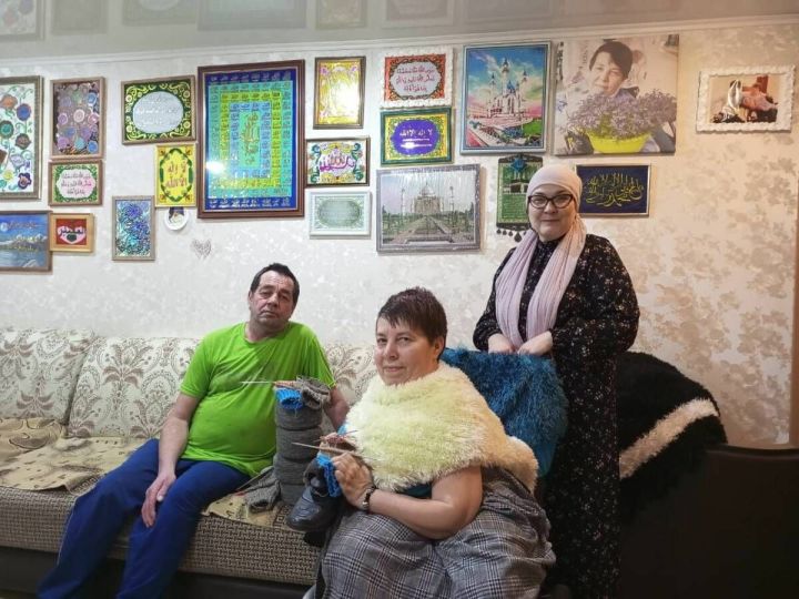 За спицы взялись даже мужчины