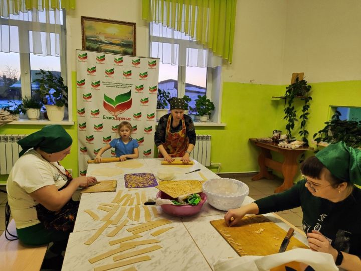 Мамы обучающихся объединения «Белая ладья» с любовью  готовят чак-чак для солдат на СВО