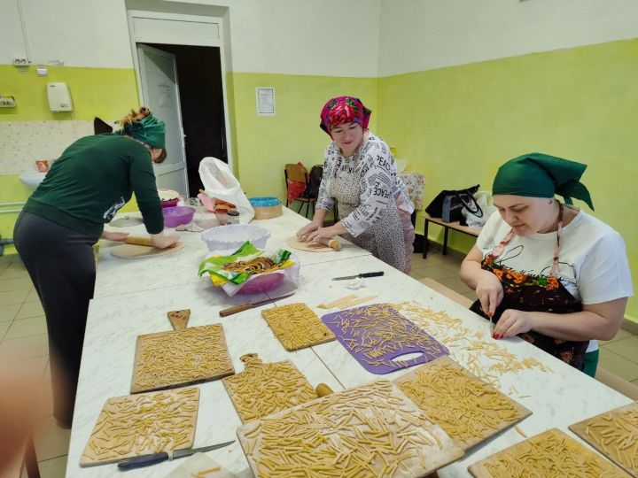 Мамы обучающихся объединения «Белая ладья» с любовью  готовят чак-чак для солдат на СВО