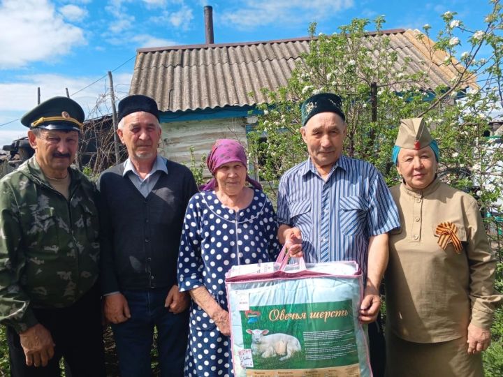Салкын-Чишминская сельская библиотека и жители села поздравили ветеранов труда