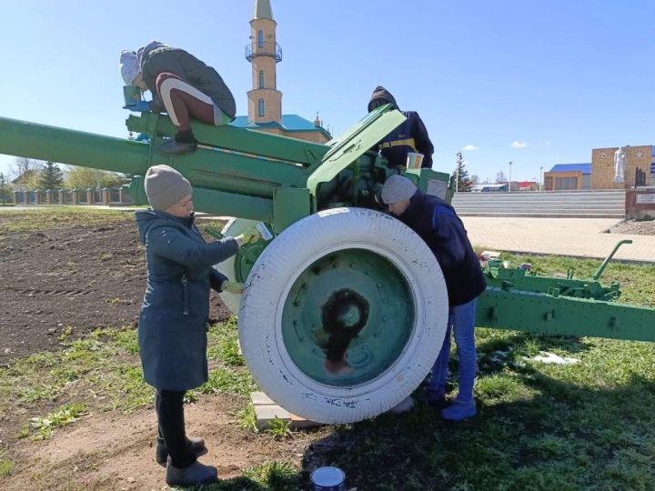 Байрякинский СДК провел патриотический субботник в честь 80-летия Победы
