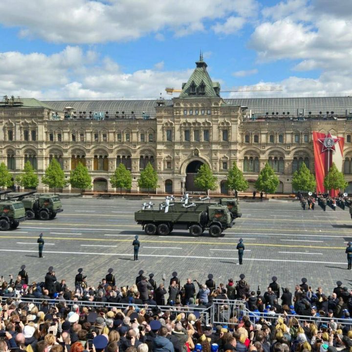 Челнинские бронетехника на параде Победы