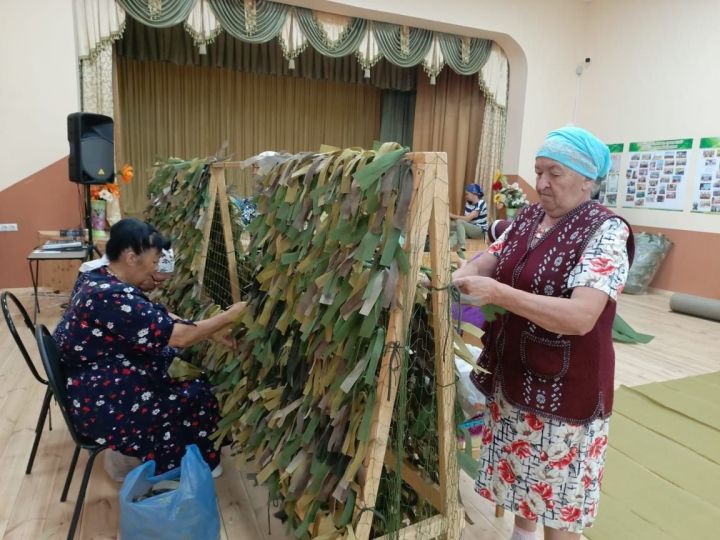Жители села Байряка изготавливают маскировочные сети для фронта