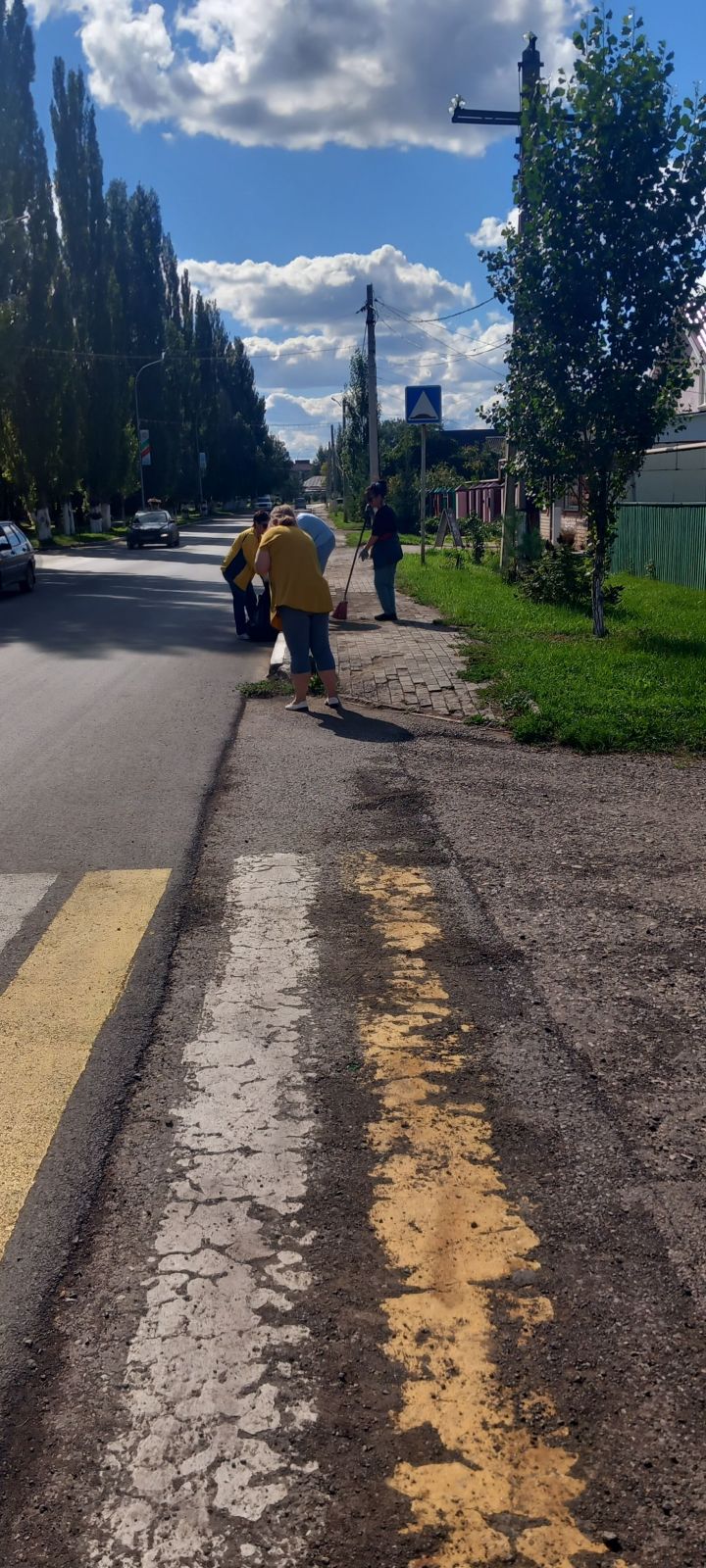 В посёлке Уруссу идёт уборка и побелка бордюров
