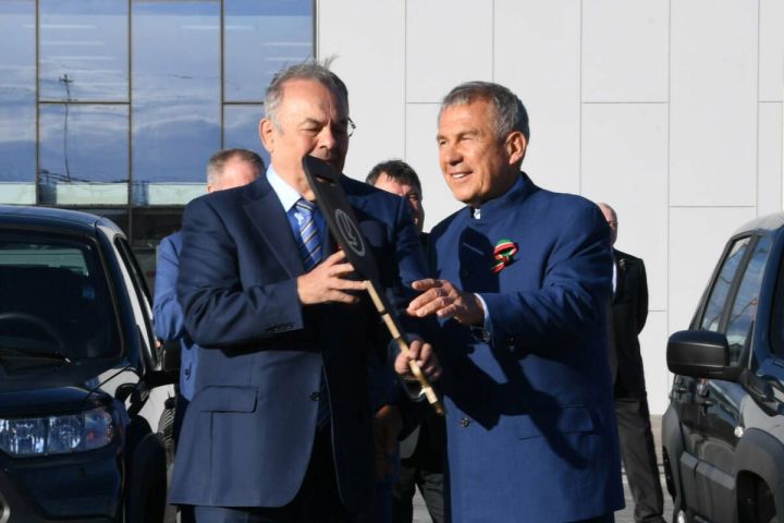 Минниханов наградил победителей конкурса муниципалитетов автомобилями