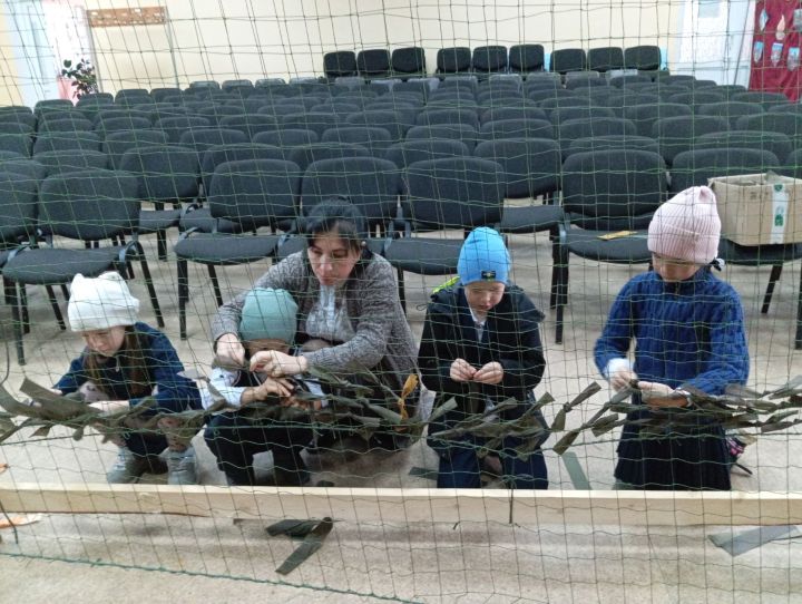 Волонтёры из Абсалямово передают на СВО очередную партию маскировочных сетей