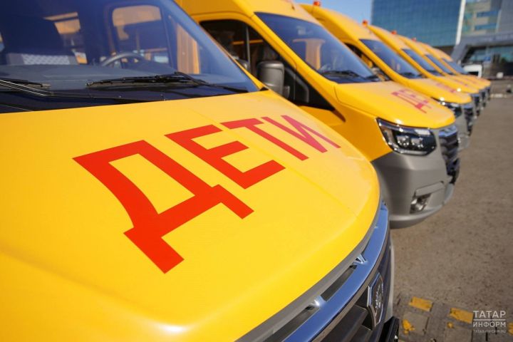 Раис Татарстана Рустам Минниханов передал районам 59 новых школьных автобусов