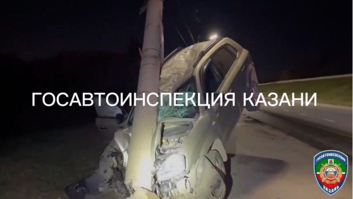 В Казани водитель легкового автомобиля попал в больницу после наезда на столб
