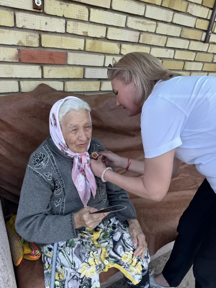 Связь поколений: педагоги поздравили тружеников тыла