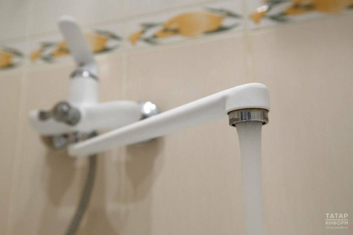Горячая вода отключается дольше нормы? Юрист разъяснил, как добиться снижения платы