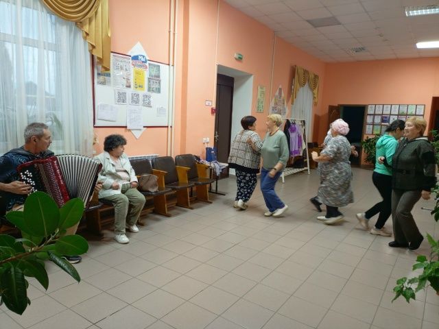 Фольклор жив: поём, пляшем, играем