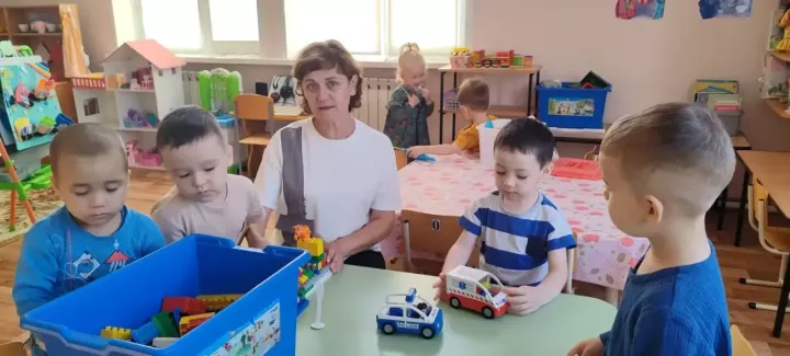 Около тридцати лет с детьми и для детей