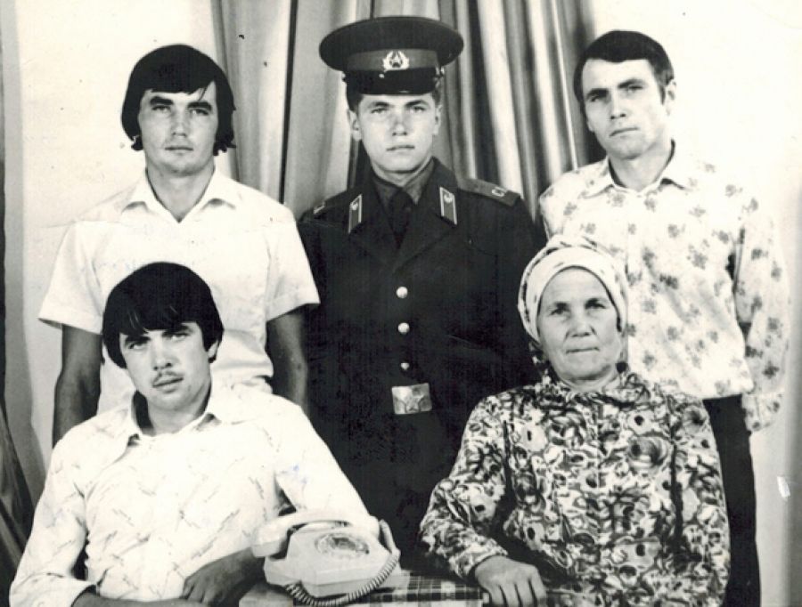 Дорогой тете Гильмнисе Гаделькаримовне Хакимовой, проживающей в селе Байряка, 25 июля исполняется 90 лет. Она вместе со своим мужем вырастили четверых богатырских сыновей. Все они отслужили в Советской Армии. 