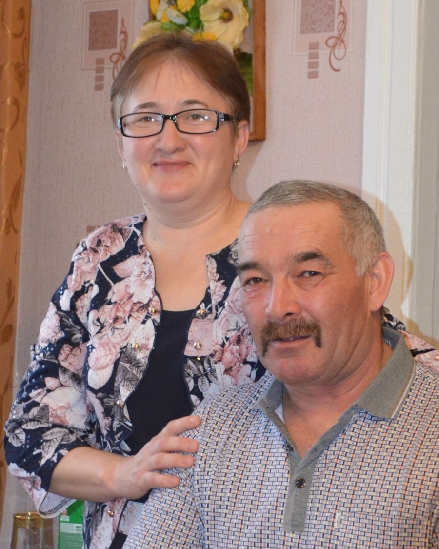 Дорогих наших родителей Ильяса Атласовича и Зульфию Муслиховну Аглиевых поздравляем с днями рождениями, с 50 летними юбилеями.