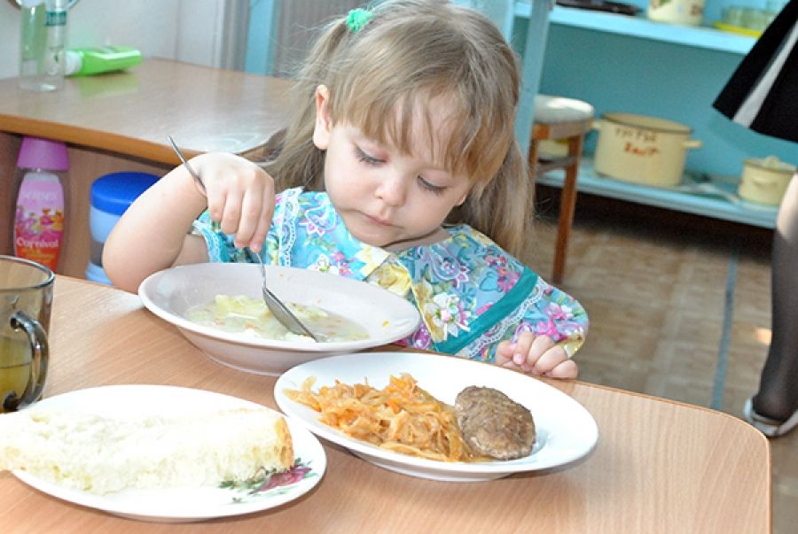 Что едят в садике. Обед в детском саду. Питание в детском саду. Еда в детском саду. Питание детей в садике.