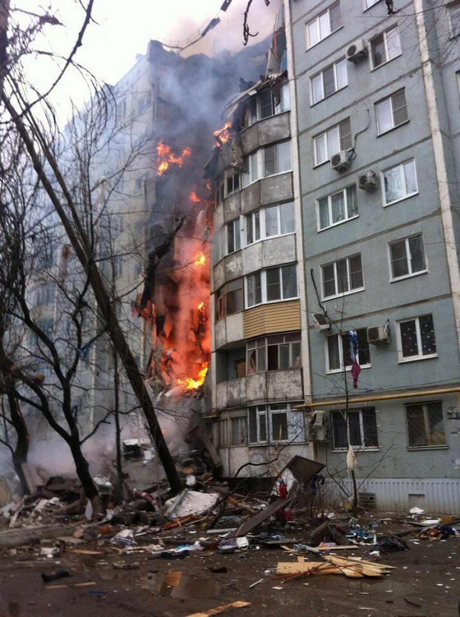 Взрыв дома причины. Волгоград Космонавтов 47 взрыв. Взрыв в Волгограде в многоэтажном. Взрыв бытового газа. Взрыв газа в доме.