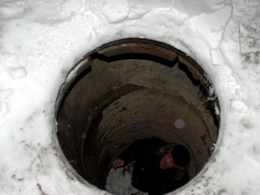 Упала вода в колодце. Открытый люк колодца. Канализационный колодец зима. Открытый люк канализации.