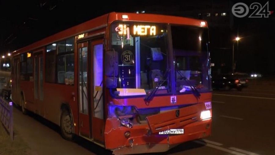 88 автобус казань. Красный автобус. Красный автобус Казань. 45 Автобус Казань.