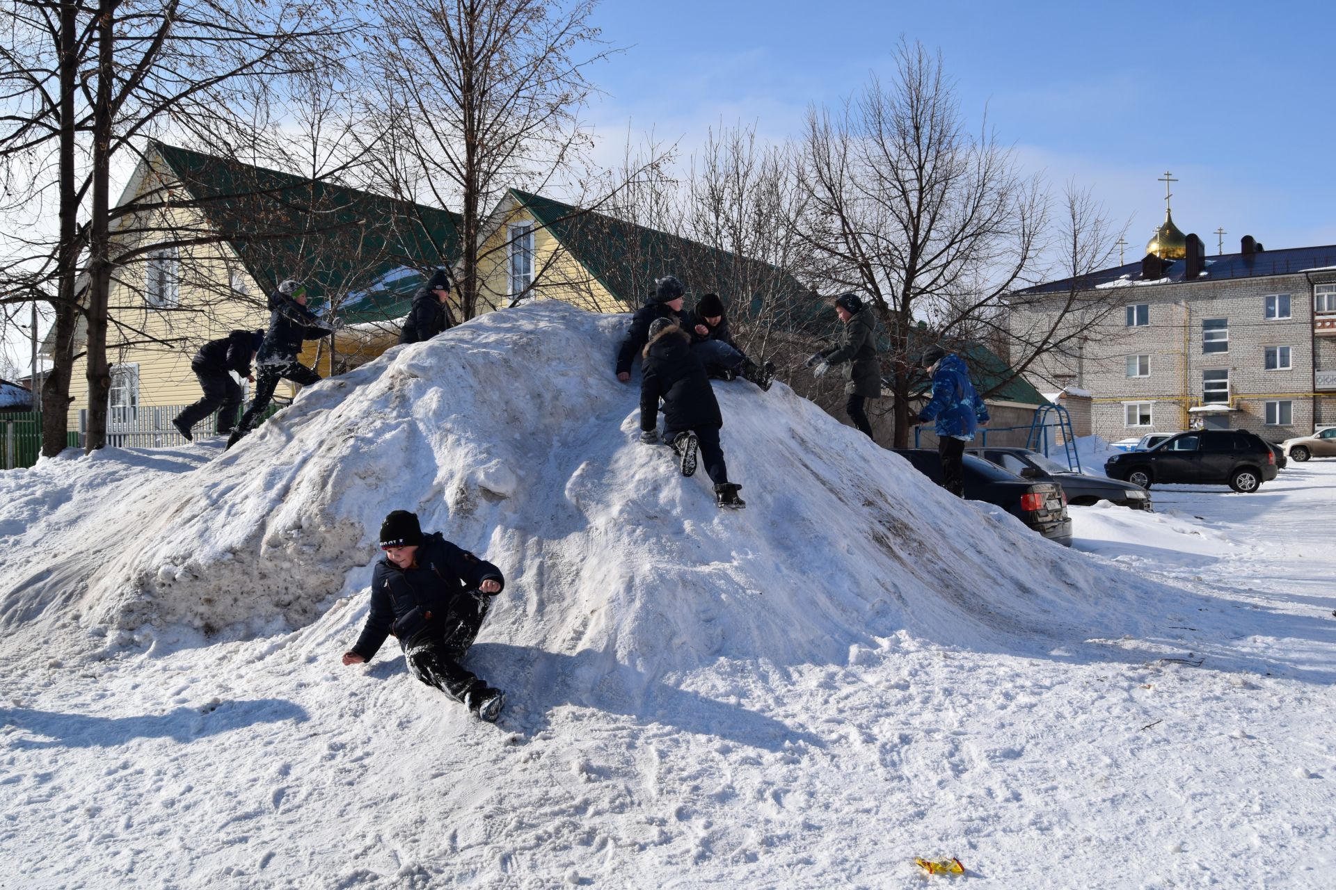 Уруссинская детвора спешит воспользоваться последними холодными деньками.