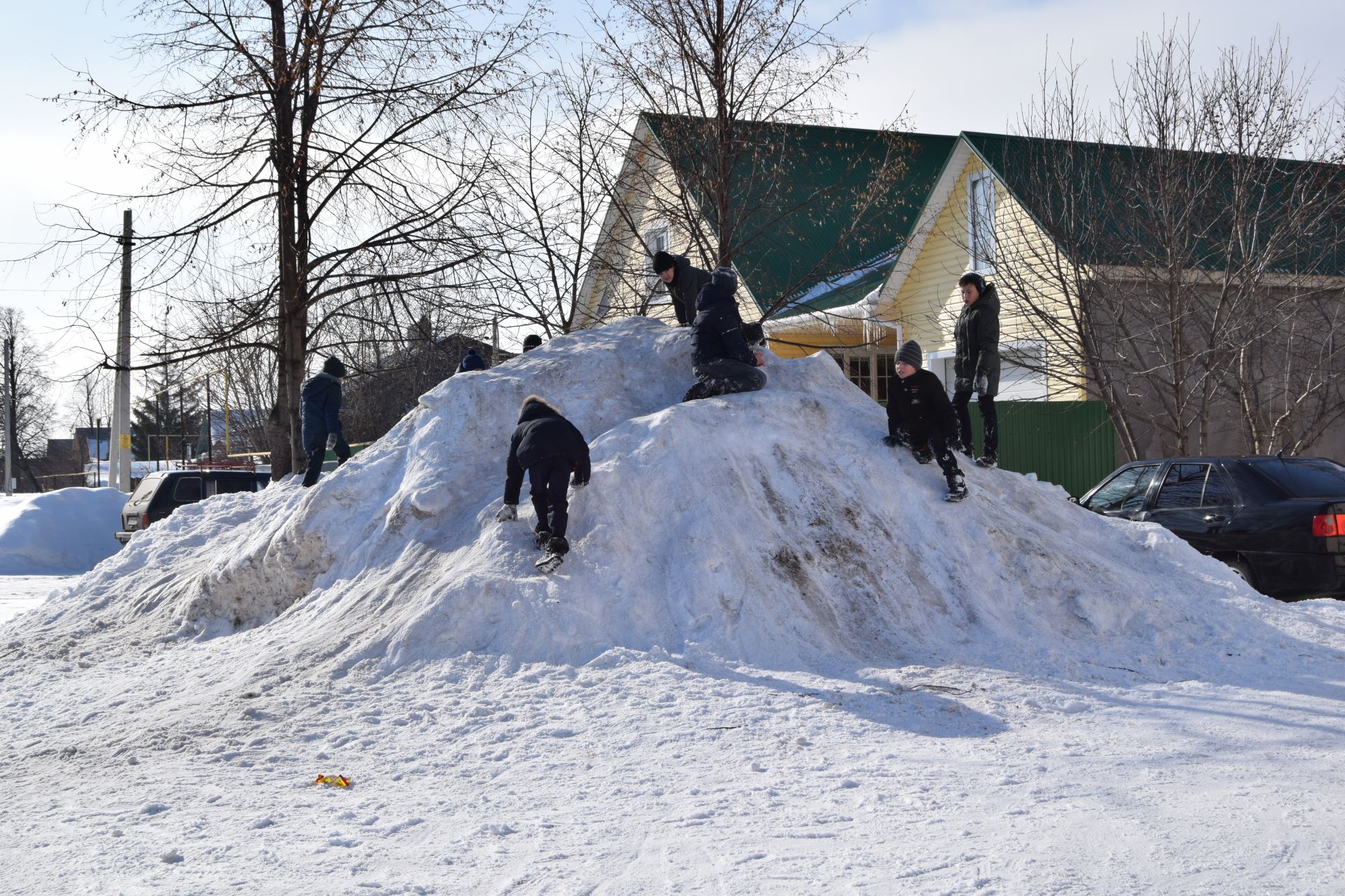 Уруссинская детвора спешит воспользоваться последними холодными деньками.