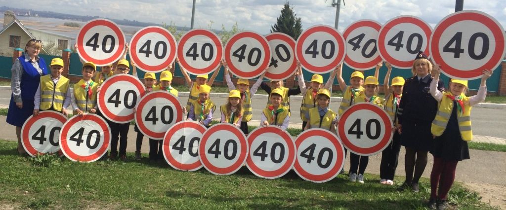 В Татарстане школьники напомнили водителям о соблюдении скоростного режима с помощью «живых знаков»