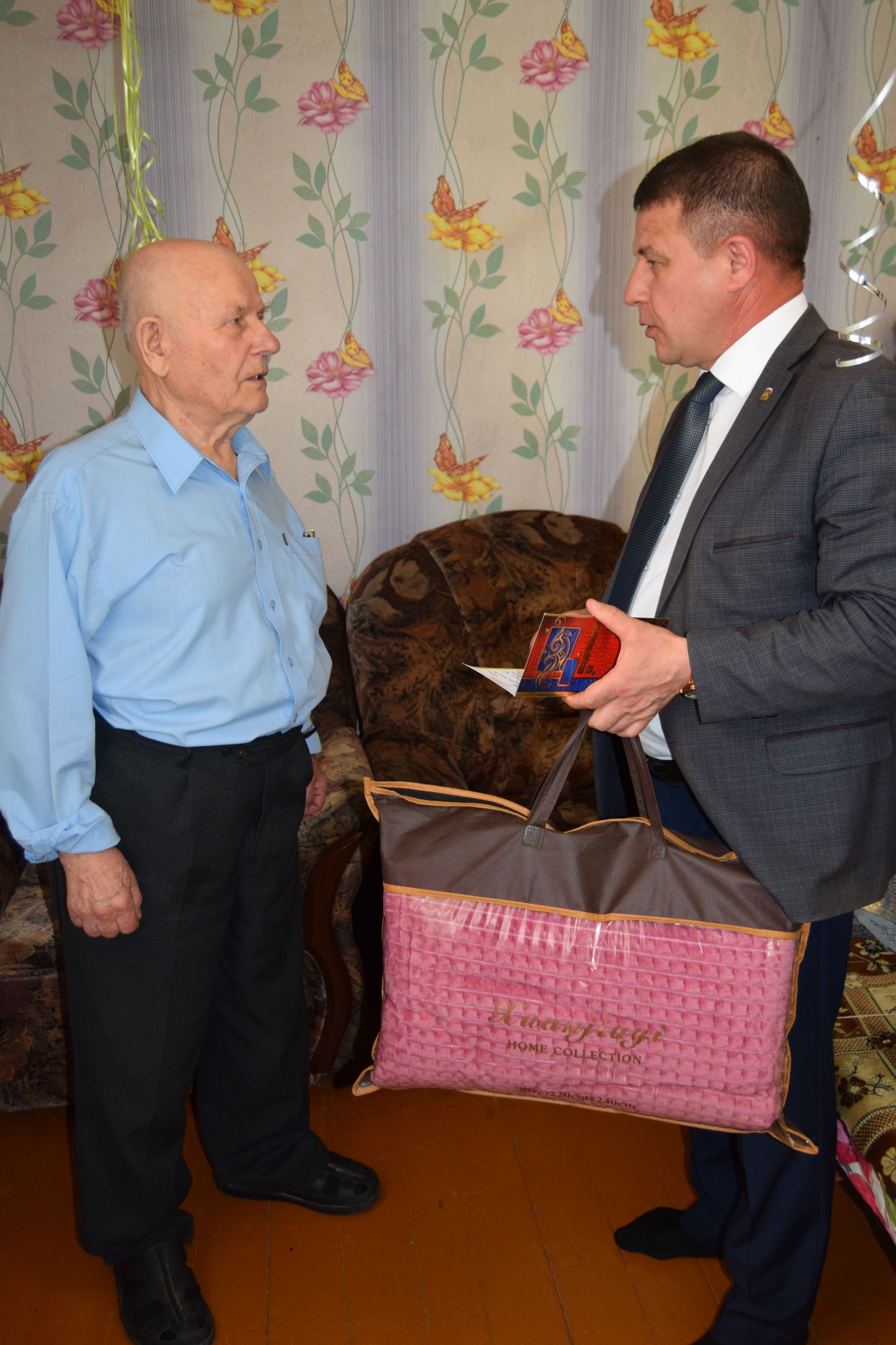 Почетный железнодорожник СССР Иван Ялазюк принимает гостей
