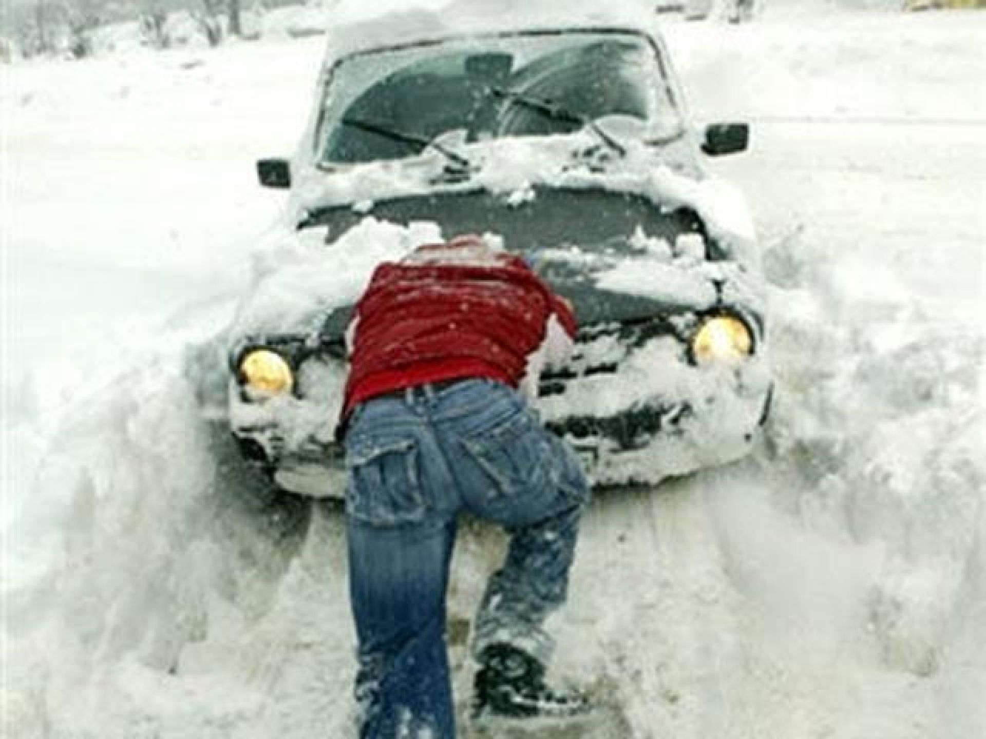 Вытащить из сугроба. Толкают машину из сугроба. Машина застряла в снегу. Толкать машину из снега. Толкают машину в снегу.