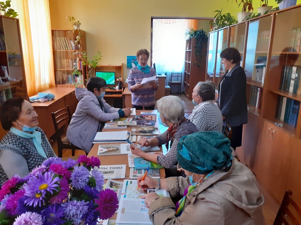 В Центральной библиотеке, в рамках клуба «Якташлар иҗаты» состоялась встреча «Яшәгез Сез мәңге яшь булып», посвящённая Дню пожилого человека