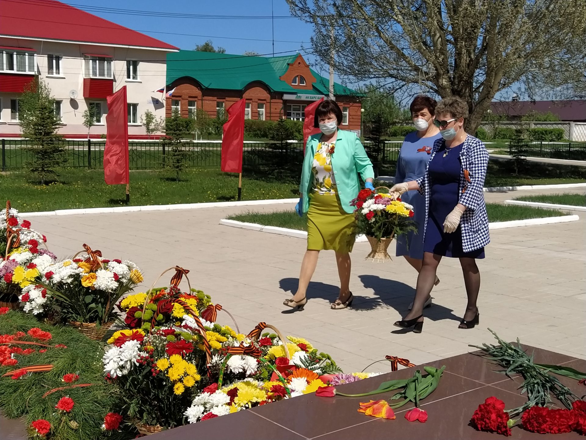 Погода в уруссу на неделю. Мемориальный комплекс Уруссу Ютазинский район. Село малые Уруссу Татарстан Ютазинский район. Администрация Уруссу. Вечный огонь Уруссу.