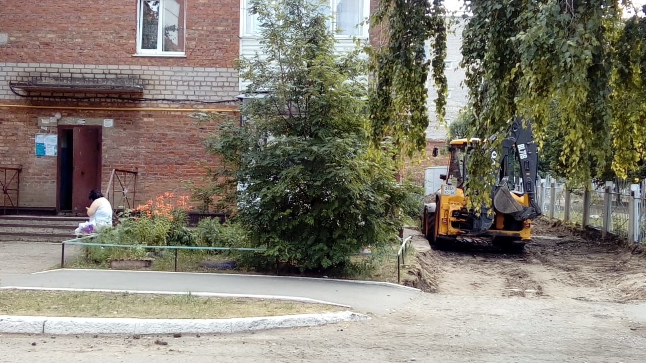 На улице Горького в поселке Уруссу начался ремонт двора