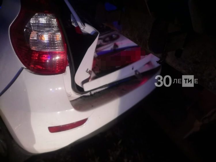 Водитель легковушки оказался зажат в салоне авто после столкновения с фурой в РТ