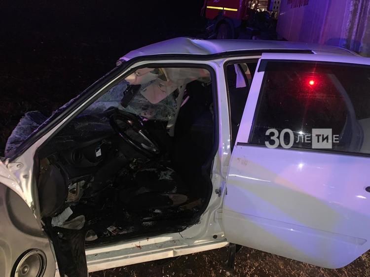 Водитель легковушки оказался зажат в салоне авто после столкновения с фурой в РТ