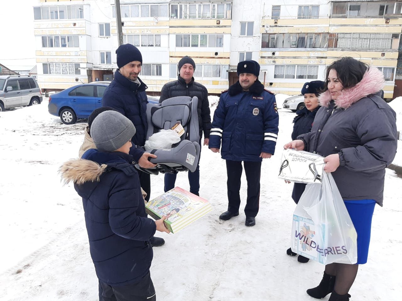 В Татарстане автоинспекторы вручили двум многодетным семьям автокресла для безопасной перевозки малышей