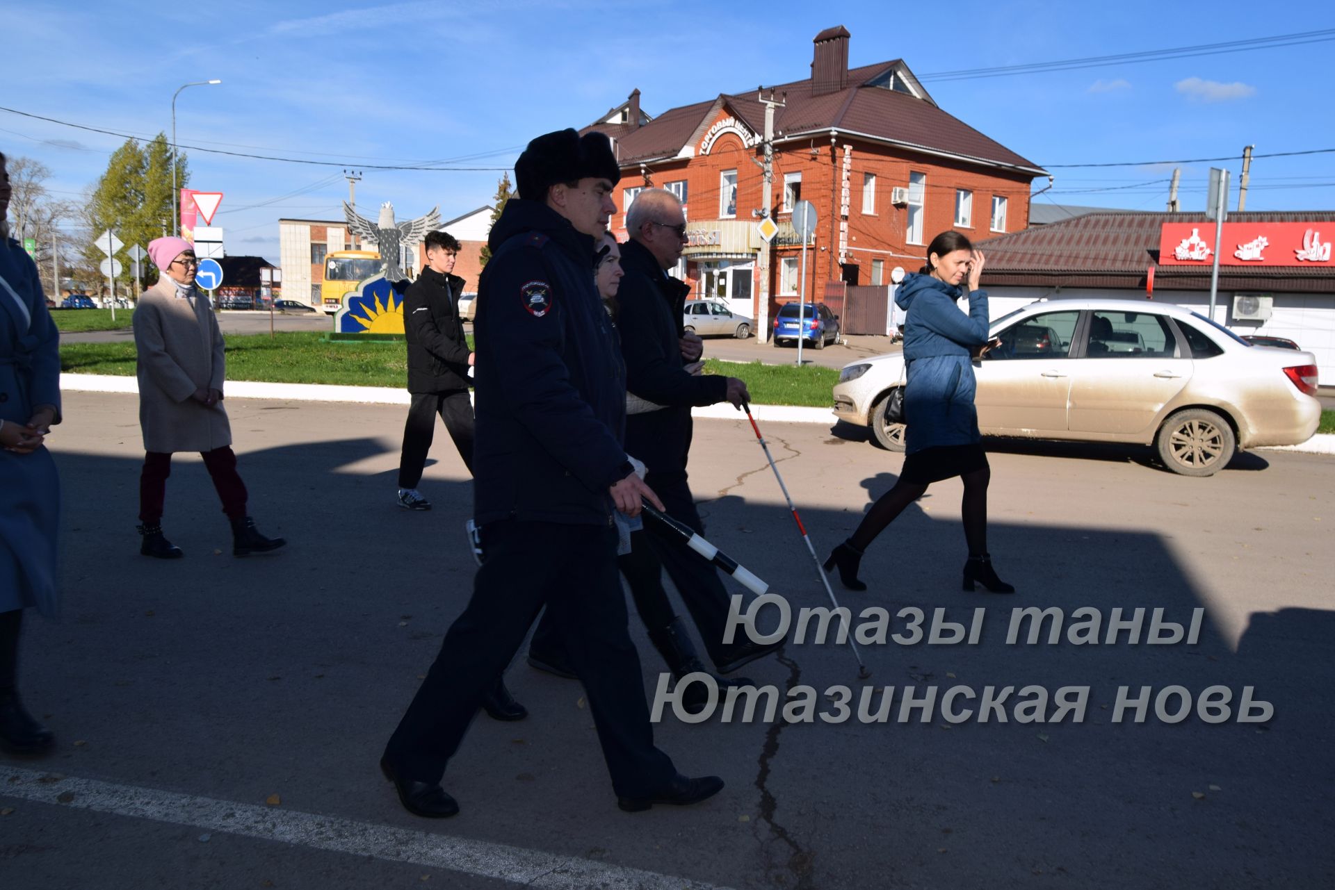 Акция белая трость в начальной школе с повязками на глазах