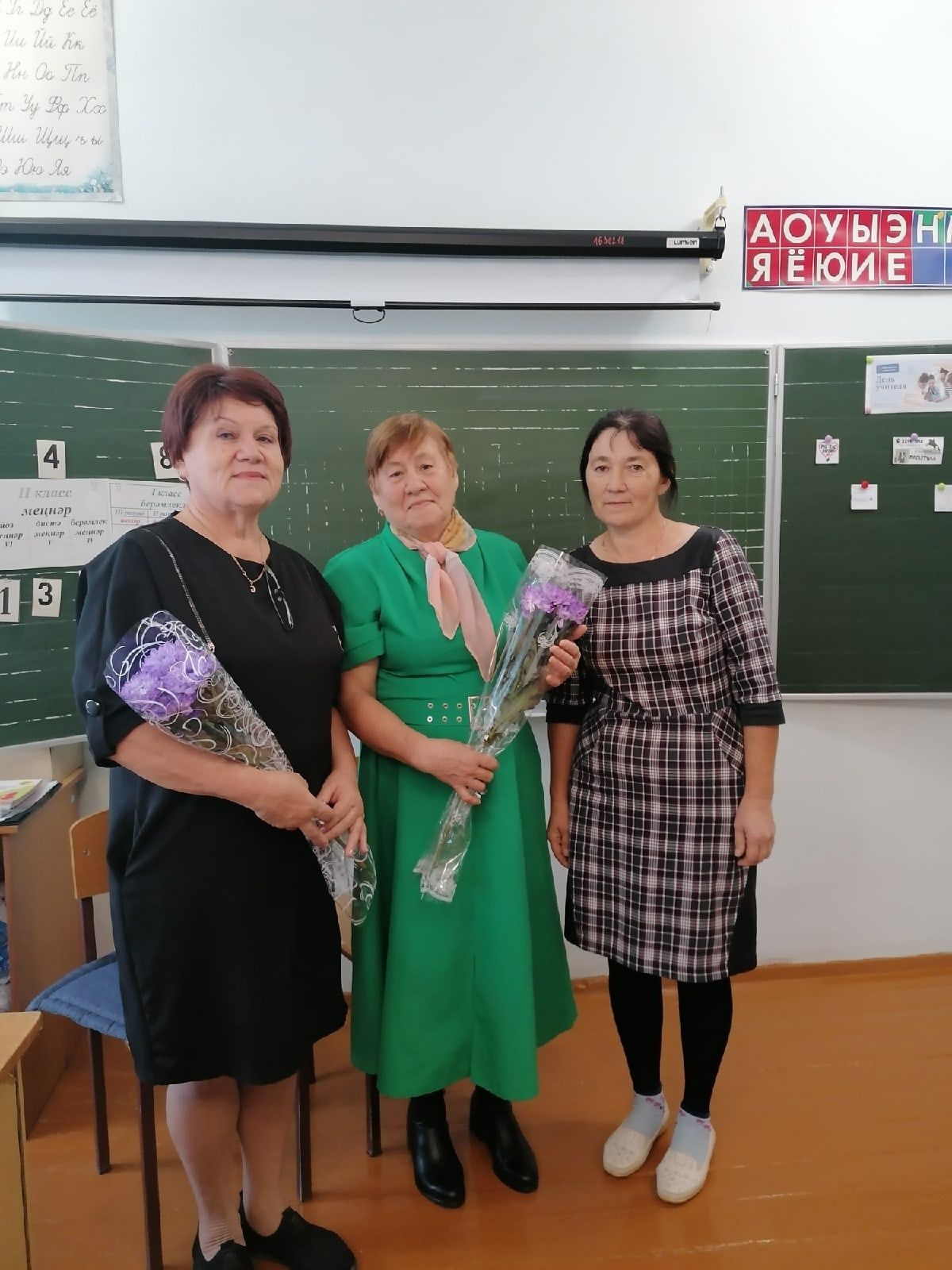В Акбашской школе встретили педагогов-ветеранов