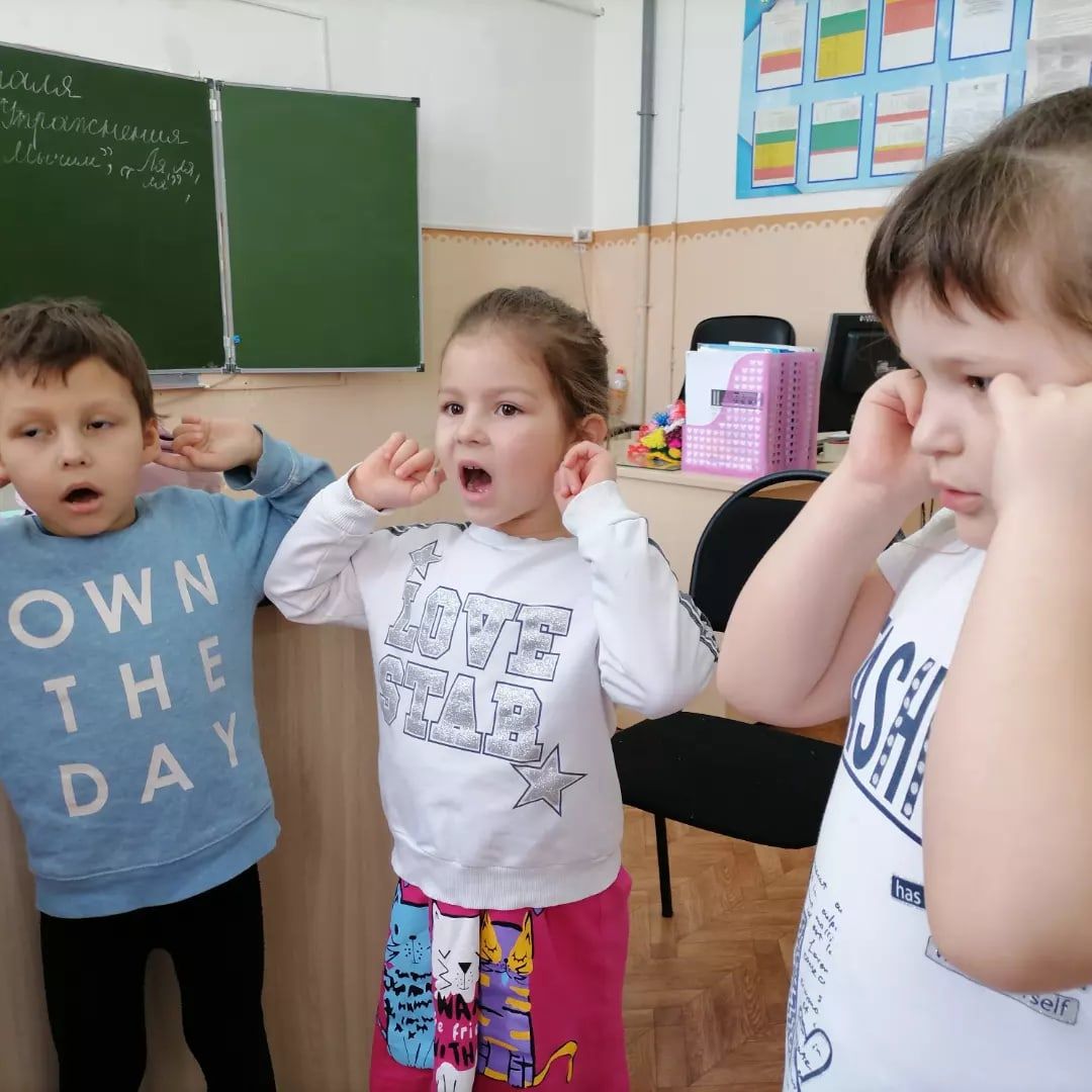 На базе центра детского творчества проводят занятие в студии "Юные таланты" в вокальном отделении, младшая группа.