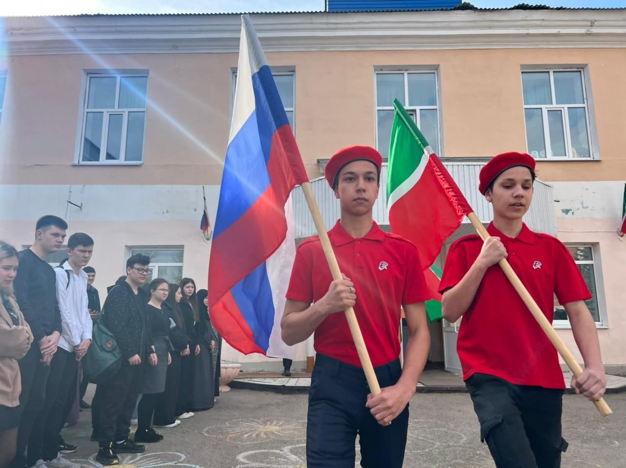 В татарстане школьники. Поднятие флага в школе с 1 сентября 2022. Татарстан поднятие флага в школе. Государственный флаг Российской Федерации. Флаг России и Татарстана.