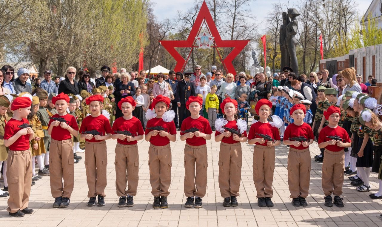 Смотр строя и песни среди воспитанников ДОУ в День Победы