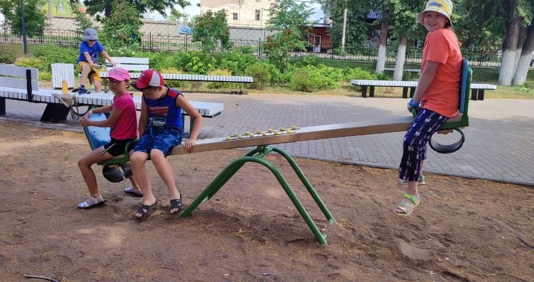 Ребята пришкольного лагеря "Светлячок" обожают играть в парке