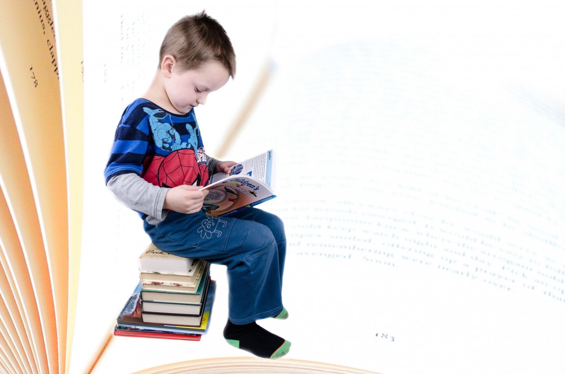 Ученик читает стихотворение. Книжки для детей. Мальчик с книжкой. Книги для детей. Книга для мальчиков.