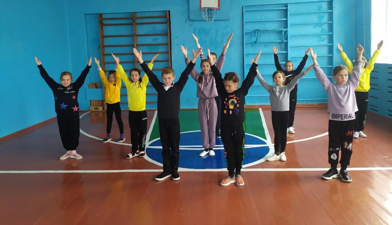 Занятия в танцевальном объединении «Мир танцев» начинают с гимнастики